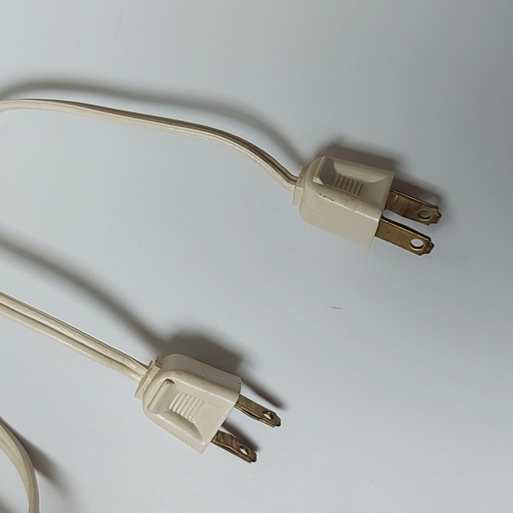 ⭐️HOST PICK!⭐️Set of 2 Vintage Milk Glass Lamps, GUC - Picture 9 of 10